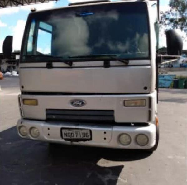 Caminhão Ford Cargo 712 2010